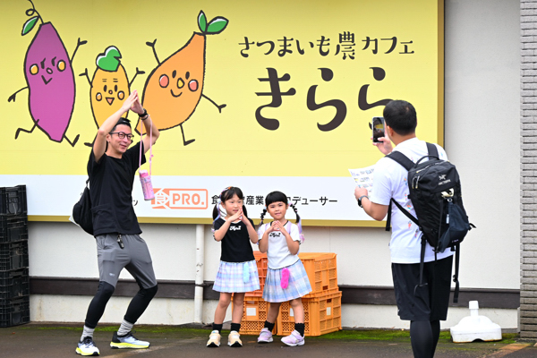 チェックポイントで撮影をする参加者の画像