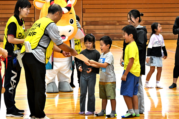表彰式で賞状を受け取る男の子の画像