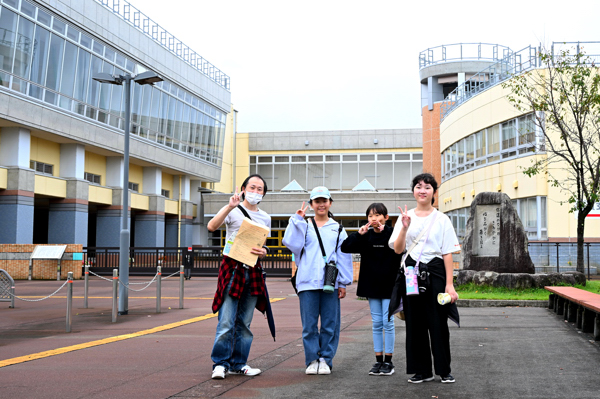小千谷小学校の前で写真を撮る参加者の画像