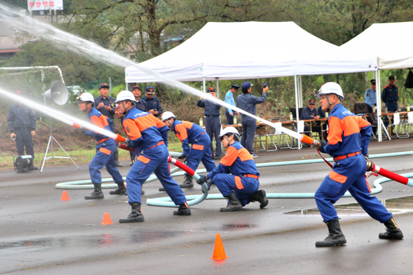 放水訓練を行う消防団員の写真