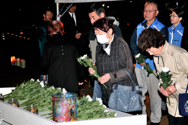 献花している市民の画像