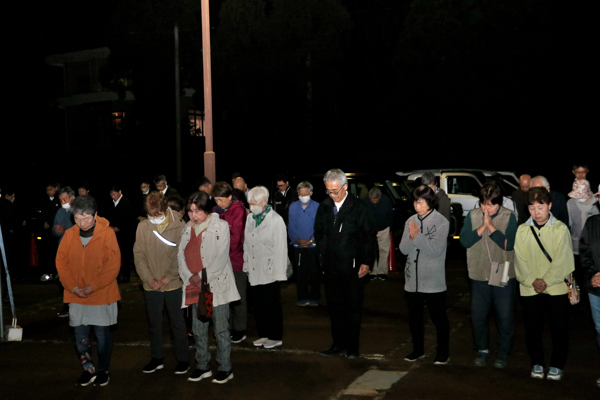 黙祷をささげる市民の画像