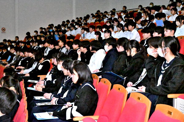 真剣な表情で講話を聞く中学生の画像