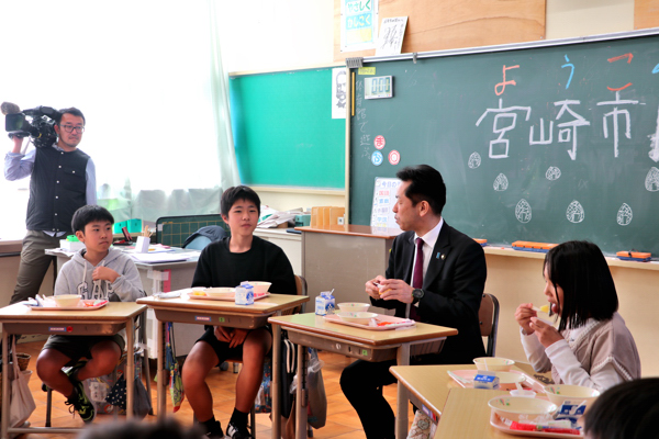 市長と小学生が防災給食を食べている画像