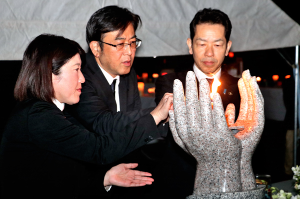 希望の灯りに点火する市長らの画像