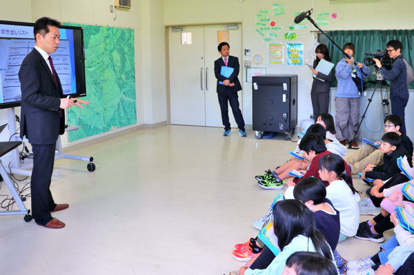 児童に向けて講話を行う市長の画像