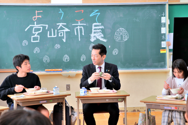 小学6年生と一緒に「中越大震災の日」給食を食べる市長の画像