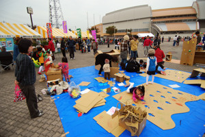 子どもたちがダンボールハウスで遊んでいる画像