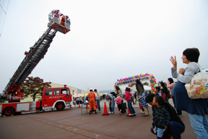 はしご車試乗と手を振る来場者の画像