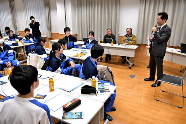 宮崎市長とトークセッションする南中学校の生徒の画像