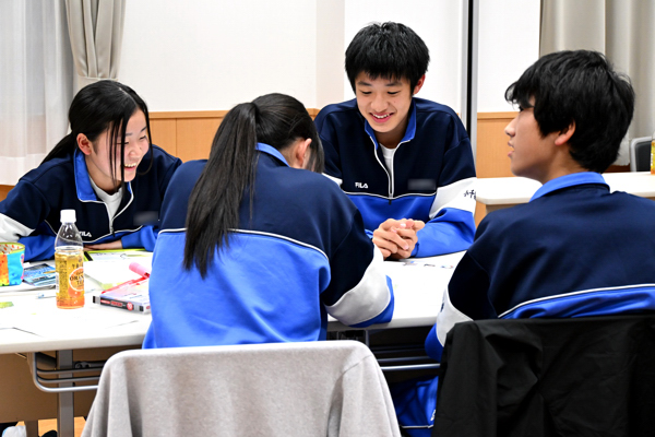 グループワークで意見を出し合う生徒の画像