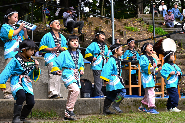 闘牛の歌を披露する東山小学校の児童の画像