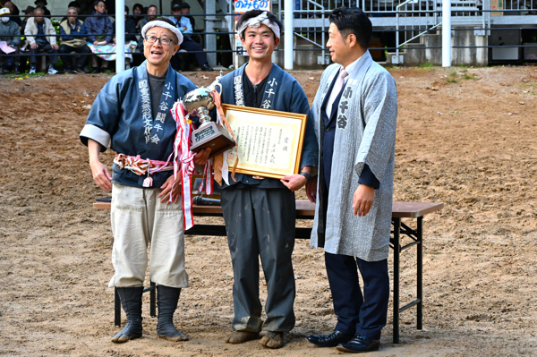 最優秀勢子の平澤さんが表彰されている画像