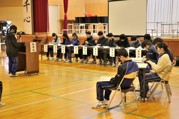 体育館で模擬裁判を行う生徒たちの画像