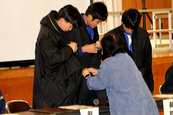 法衣に着替える生徒の画像