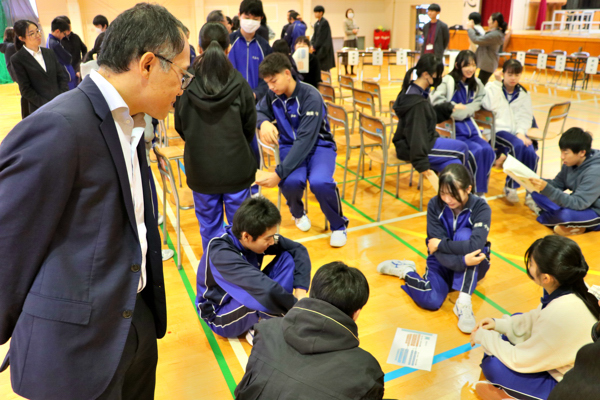 真剣に議論する生徒たちを見る武見裁判官の画像