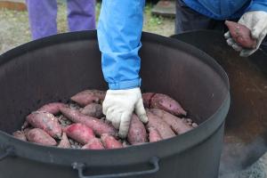 石焼芋を作っている様子