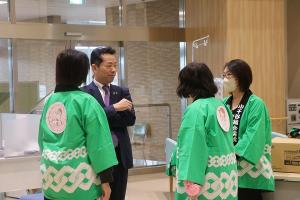 宮崎市長と談笑する医療従事者のみなさん