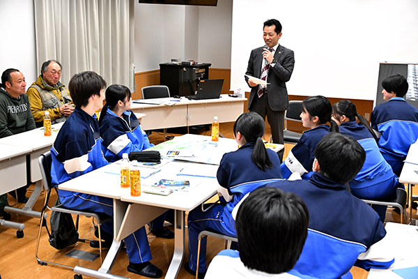 南中学校の生徒とトークセッションをする宮崎市長の画像