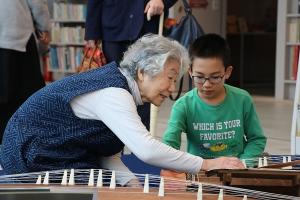 お琴体験をする様子