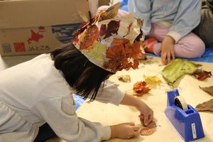 落ち葉アートに夢中な子ども