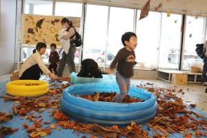 落ち葉プールであそぶ様子