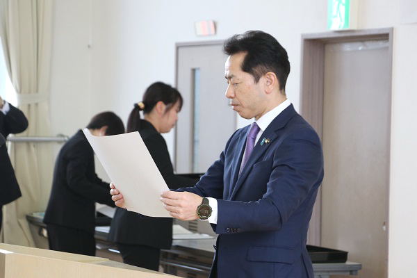 表彰する宮崎市長の画像