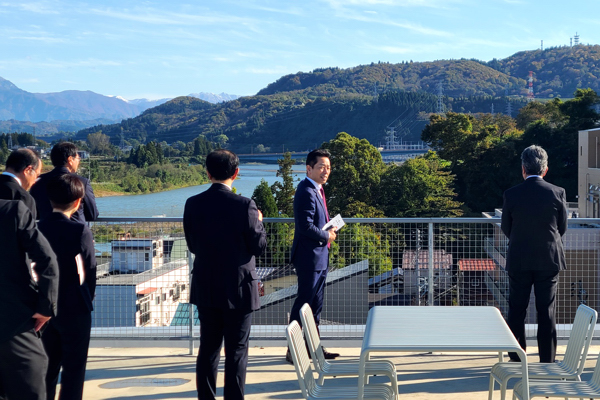 ホントカ。屋上で説明をする宮崎市長の画像