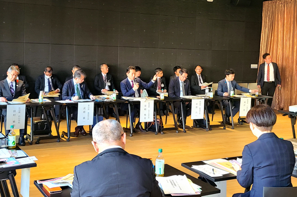 小千谷市の空き家対策について説明をする宮崎市長の画像