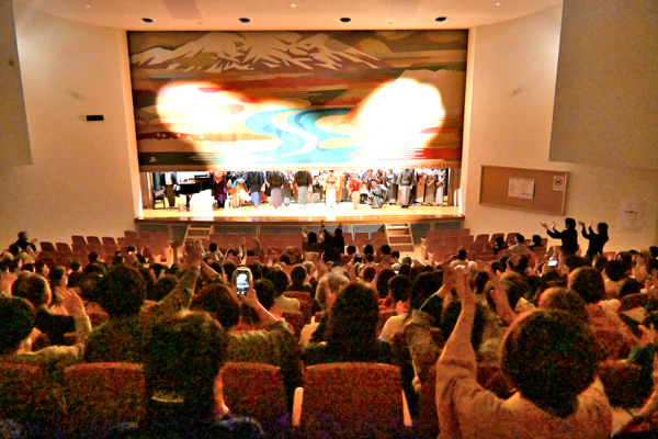 カーテンコールで観客が盛大な拍手を送っている画像