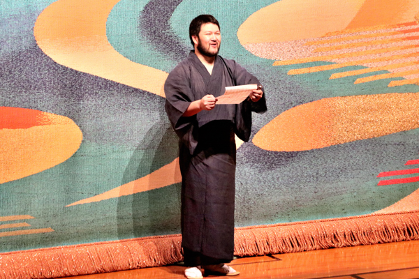 開幕前に口上を述べる品田広希さんの画像