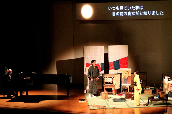 詩人ロドルフォとヒロインのミミが出会い、親密になっていく場面の画像