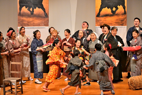 子どもから大人まで市民オペラ合唱団が舞台を盛り上げている画像