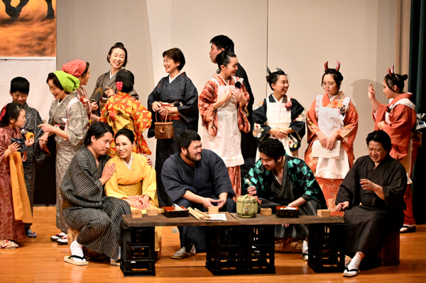 ロドルフォと仲間たちが喫茶店でお茶を楽しむ場面の画像