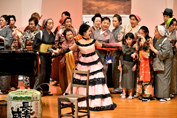 2に目の舞台で歌うムゼッタの画像。ムゼッタのキャストと衣装が1日目からは変わっている。