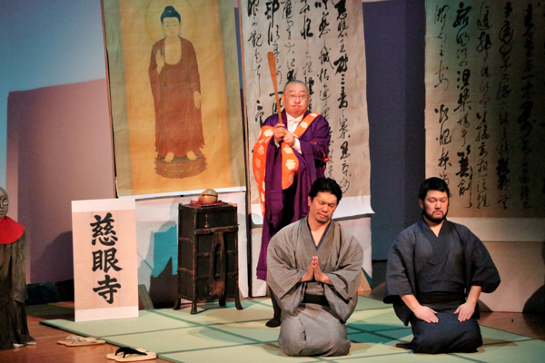 慈眼寺で登場人物たちが座禅を組んでいる場面の画像。ピアニストの河原忠之さんが和尚を演じている。