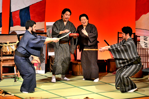 登場人物たちがお団子を取り合う場面の画像