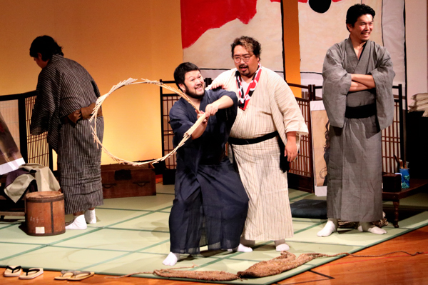 南京玉すだれを披露する品田広希さんの画像