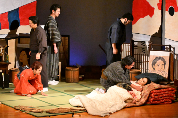 仲間たちに囲まれる中ミミが力尽きる場面の画像