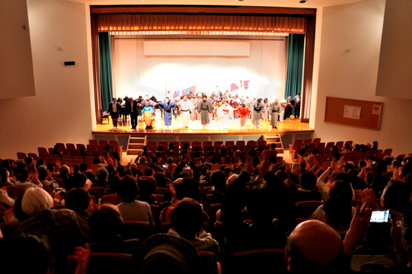 カーテンコールに拍手を送る観客の画像
