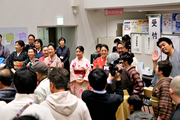 ロビーで観客を見送るキャストの画像