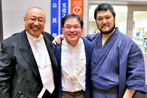 ピアニストの河原さん、演出家の中島さん、公演監督の品田さんが並んでいる画像