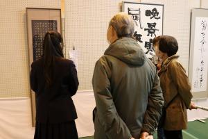 自分の書の作品を来場者に説明する受賞者