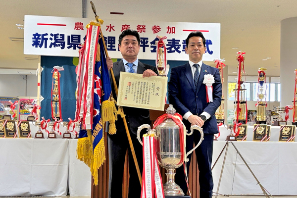 総合優勝した大日養鯉場の方と宮崎市長が並んでいる画像