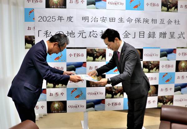 寄附金の目録を受け取る宮崎市長の画像