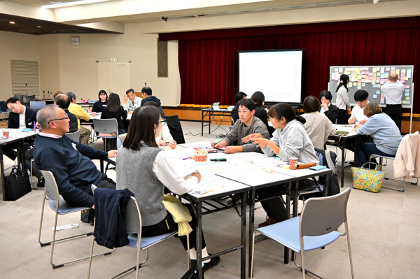 おぢや未来ビジョンについてグループで意見交換をする参加者の画像