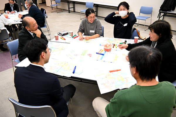 ざっくばらんに意見交換を行う参加者の画像