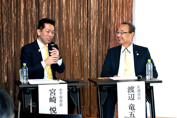 トークセッションする渡辺竜五佐渡市長と宮崎市長の画像