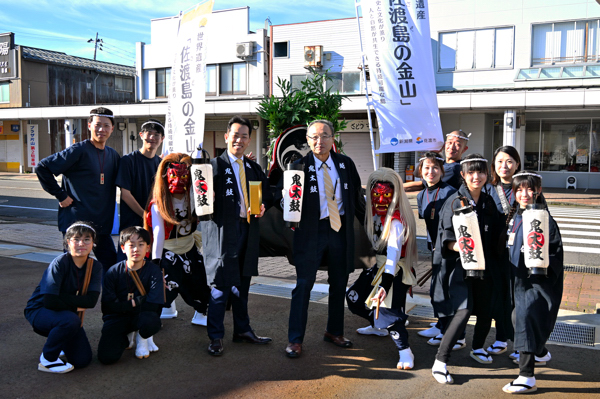 渡辺竜五佐渡市長、鬼太鼓団体のみなさん、宮崎市長の記念写真の画像