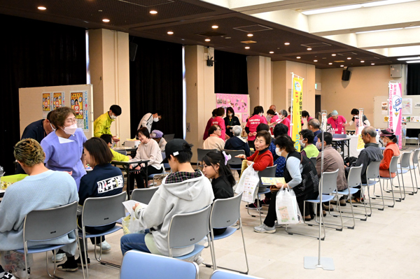 おおぜいの来場者でにぎわう会場の画像